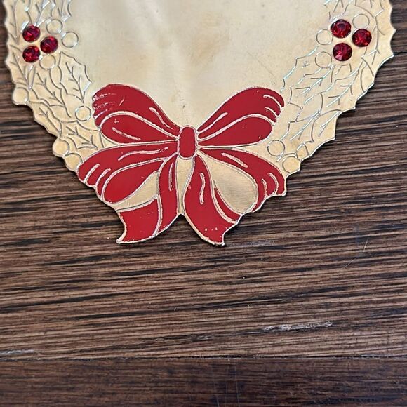 Vtg  1991 Gloria Duchin gold brass Season’s Greetings wreath Christmas ornament - Picture 3 of 5